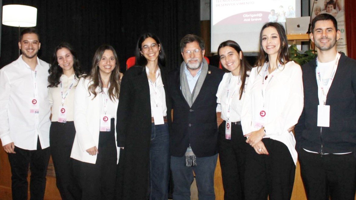 da esquerda para a direita): Diogo Sousa, Patrícia Nunes, Cláudia Cardoso, Rafaela Almeida, Lara Sousa, Inês Monteiro, Ricardo Barbosa